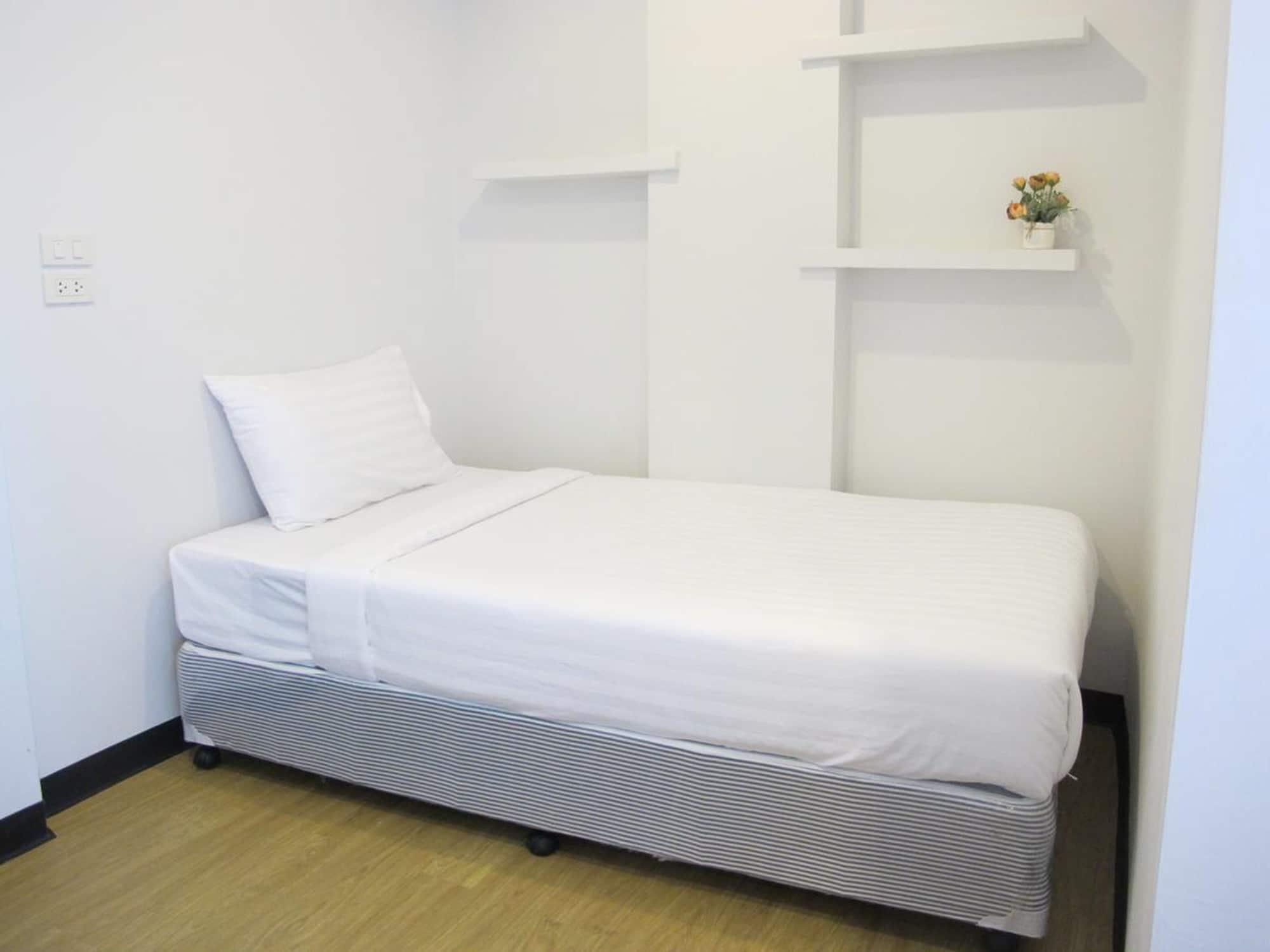 C Tower Hotel Szuratthani Kültér fotó